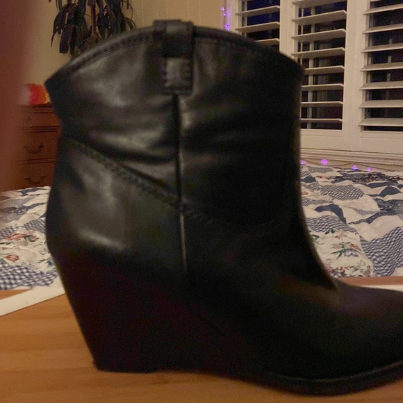 Bandolino size 6 black leather ankle boots with a wedge heel - Picture 2 of 4
